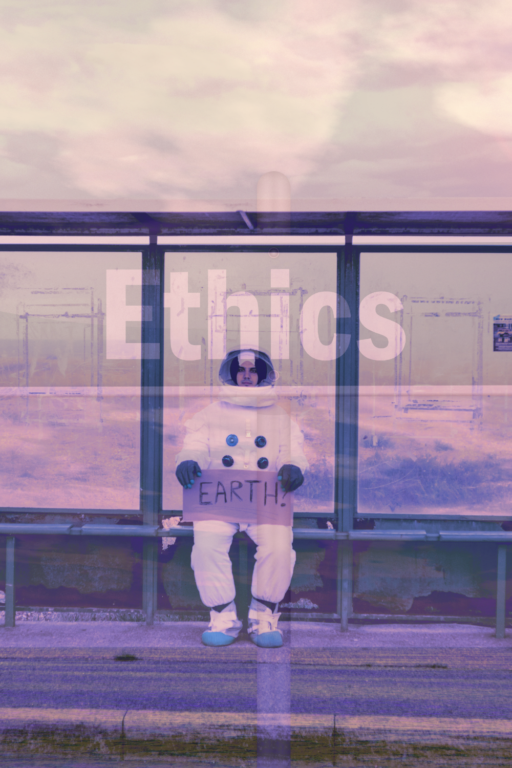Eine Person im Astronautenanzug sitzt an einer Bushaltestelle und hält ein Schild mit der Aufschrift „EARTH?“. Über dem Bild steht das Wort „Ethics“. Die surrealen Rosa- und Violetttöne erzeugen eine futuristische, nachdenkliche Atmosphäre.