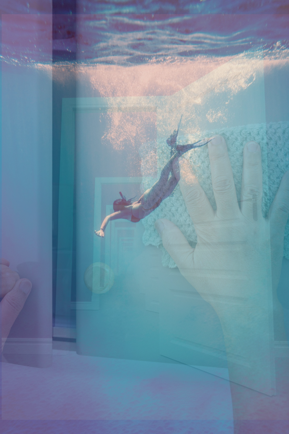 Surreales Bild über innere Zerrissenheit und Gleichzeitigkeit: Eine Taucherin unter Wasser, eine ausgestreckte Hand und ineinander übergehende Räume.