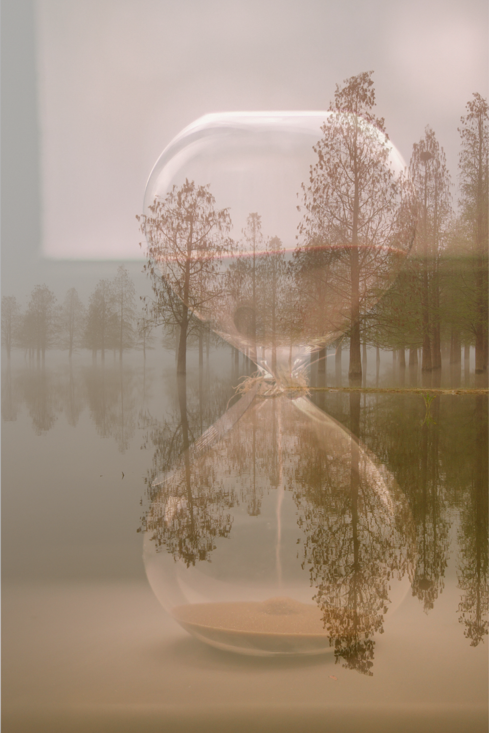 Sanduhr in einer stillen Landschaft mit Spiegelung in der Wasseroberfläche.
