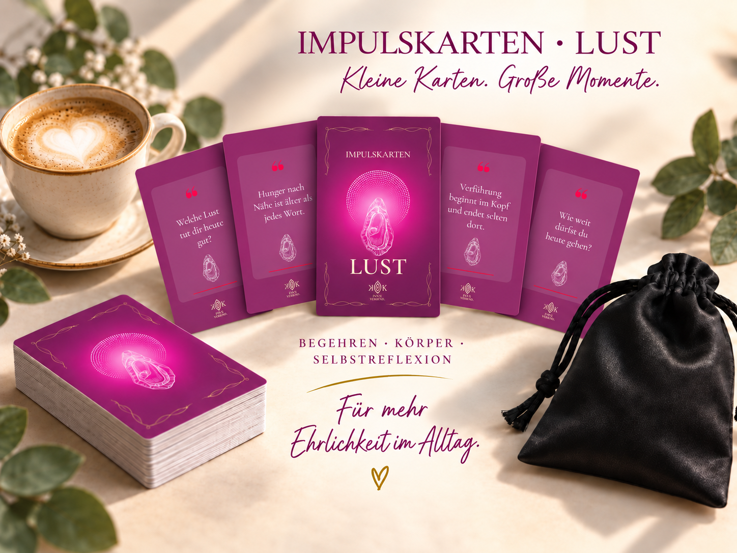 Lila Impulskarten, Tasse Latte, Beutel mit Kordel und Text „Impulskarten – Lust“ auf hellem Hintergrund.