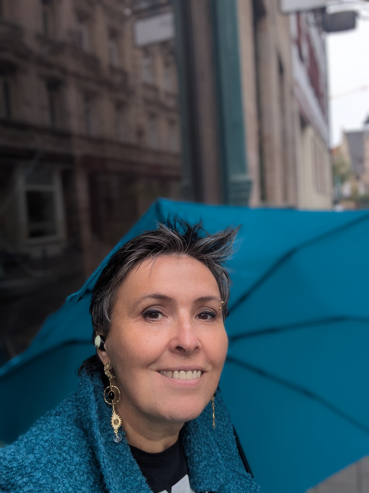 Anik Kina ist Autorin und Verlegerin. Hier findest du ihren Blog, ihre Bücher, den Kina Verlag und Texte über Frauen, Widersprüche, Literatur, Spiritualität, Kreativität und feministische Perspektiven.